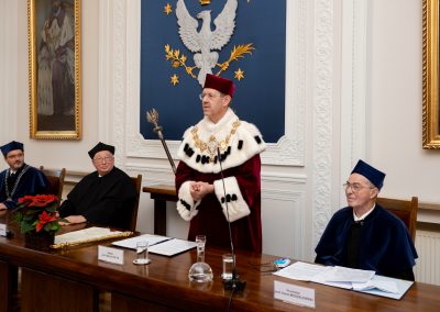 Rektor ogłasza decyzję o odnowieniu doktoratu Profesora Jana Kieniewicza
