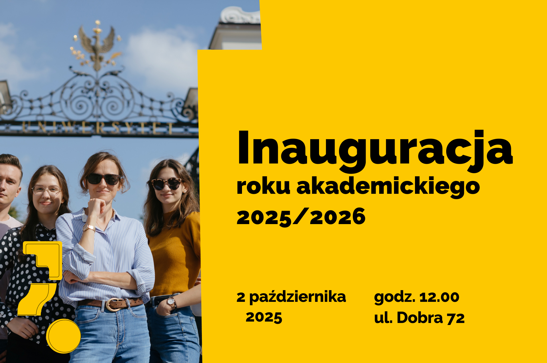 Uśmiechnięci młodzi ludzie przed bramą UW