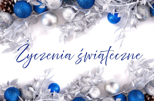 Świąteczna grafika z napisem „Życzenia świąteczne”, otoczona srebrno-niebieskimi bombkami i zimowymi gałązkami na jasnym tle.