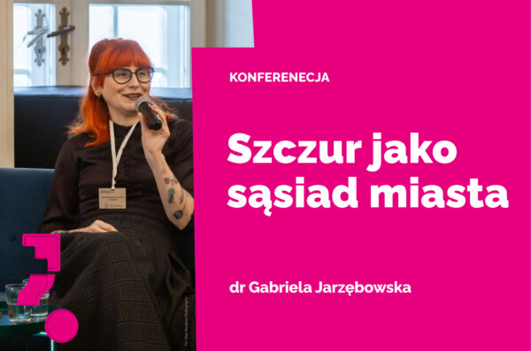 Dr Gabriela Jarzębowska siedzi na kanapie i mówi do mikrofonu podczas konferencji. Po prawej stronie różowa plansza z napisem „Szczur jako sąsiad miasta”, u góry słowo „Konferencja”, na dole podpis „dr Gabriela Jarzębowska”.