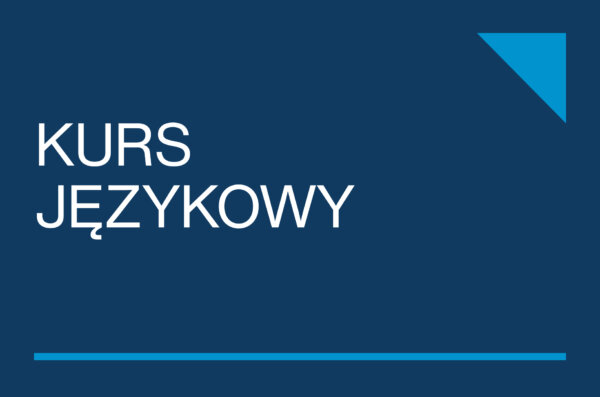 Granatowa grafika z napisem ‘KURS JĘZYKOWY’ białymi literami. W prawym górnym rogu jasnoniebieski trójkątny element, na dole cienka jasnoniebieska linia