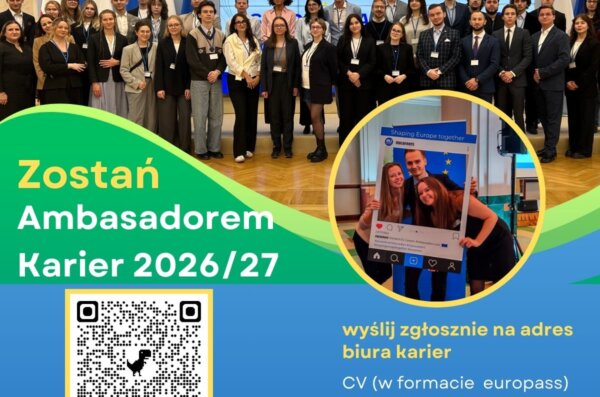 Plakat promujący rekrutację do programu „Zostań Ambasadorem Karier 2026/27” – grupa młodych ludzi na tle flag UE i logo EU Careers, kod QR do zgłoszeń, informacja o wysłaniu CV w formacie Europass i listu motywacyjnego do biura karier.