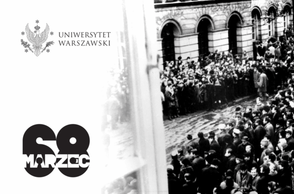 Grafika Uniwersytetu Warszawskiego upamiętniająca Marzec ’68 – po lewej stronie logo UW i napis „68 Marzec”, po prawej czarno-białe zdjęcie tłumu studentów zgromadzonych na dziedzińcu kampusu w 1968 roku.