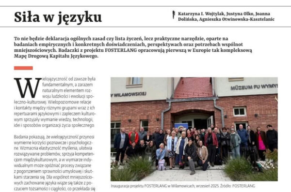 Strona artykułu „Siła w języku” z „Pisma Uczelni UW” z tekstem o wielojęzyczności oraz zdjęciem grupy uczestników projektu FOSTERLANG przed budynkiem w Wilamowicach.