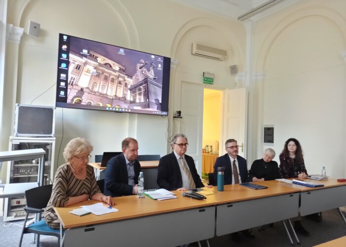 Od lewej: prof. Alina Nowicka-Jeżowa, prof. Włodzimierz Olszaniec, prof. Marek Węcowski, prof. Robert A. Sucharski, prof. Małgorzata Borowska, prof. Katarzyna Marciniak