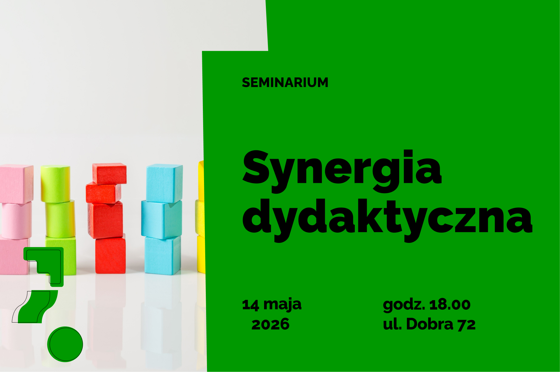 Plakat seminarium „Synergia dydaktyczna” – po prawej zielone tło z dużym czarnym tytułem oraz informacjami o dacie i miejscu wydarzenia, po lewej zdjęcie kolorowych drewnianych klocków ustawionych w pionowe wieże na jasnym tle.